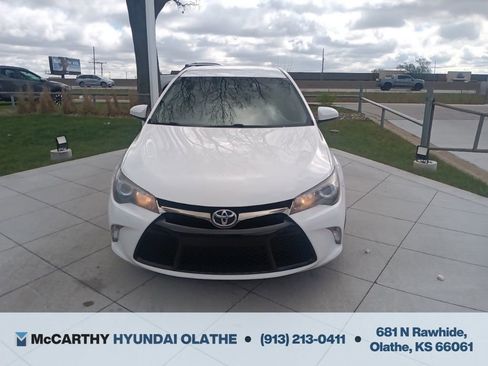 Used 2017 Toyota Camry SE image 5