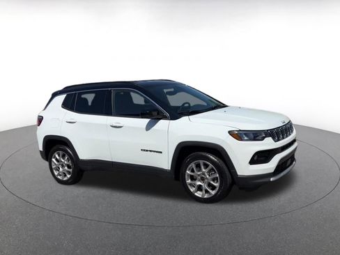 Used 2025 Jeep Compass Limited AWD/4WD image 2