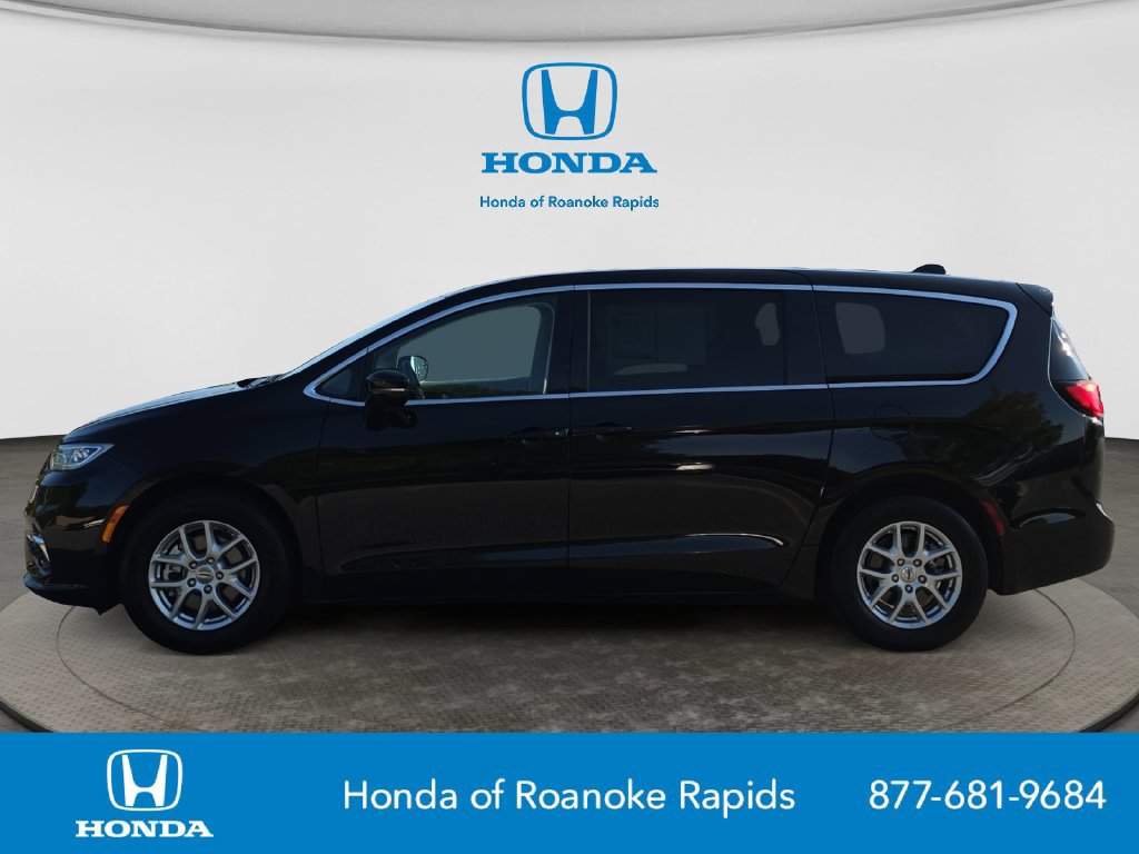 Used 2024 Chrysler Pacifica Touring-L FWD image 2