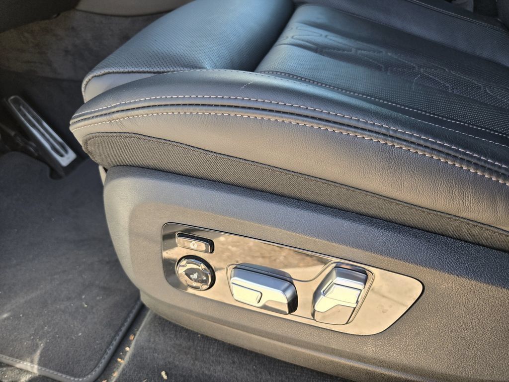 Certified 2025 BMW X7 M60i AWD/4WD image 28