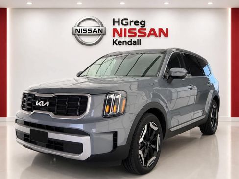 Used 2025 Kia Telluride S FWD image 3