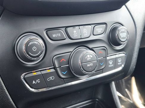 Used 2023 Jeep Cherokee Altitude Lux AWD/4WD image 22