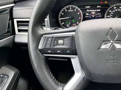 Used 2023 Mitsubishi Outlander SE image 10