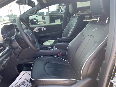 New 2025 Chrysler Pacifica Limited FWD image 33