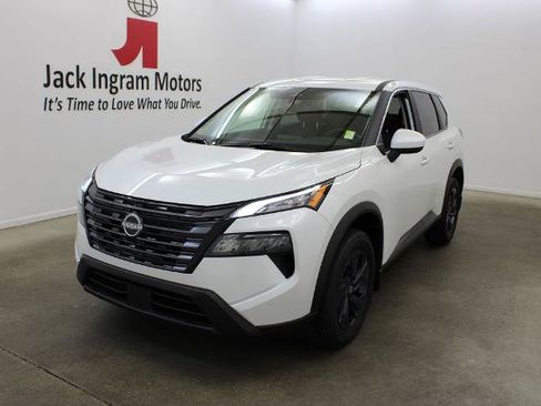 Certified 2026 Nissan Rogue SV FWD image 2