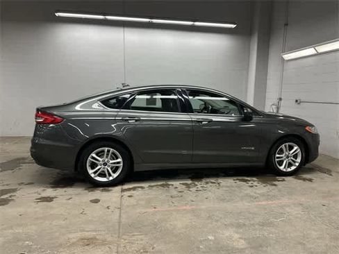 Used 2019 Ford Fusion SE image 4