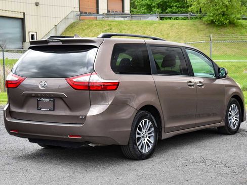 Used 2018 Toyota Sienna XLE FWD image 3