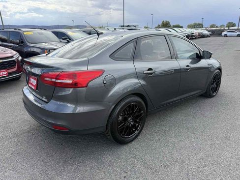 Used 2017 Ford Focus SE FWD image 5