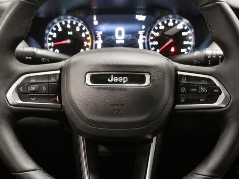 Used 2025 Jeep Compass Limited image 14