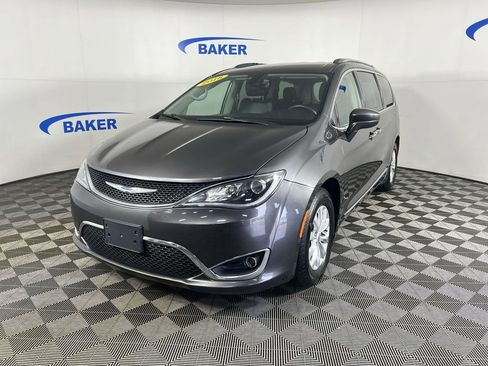 Used 2018 Chrysler Pacifica Touring-L w/ Premium Audio Group FWD image 5