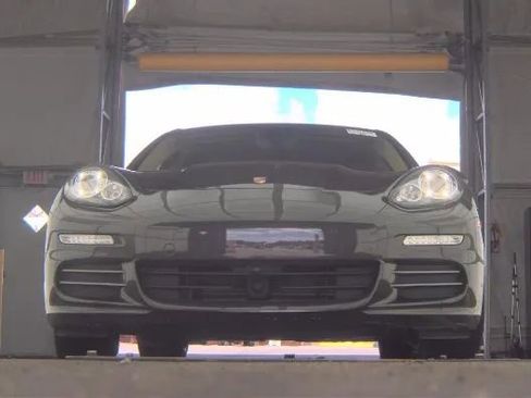 Used 2016 Porsche Panamera image 3