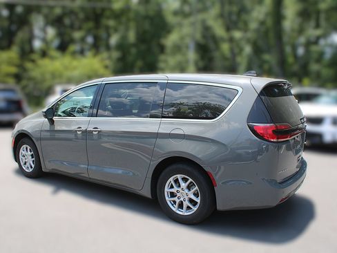 Used 2023 Chrysler Pacifica Touring-L FWD image 9