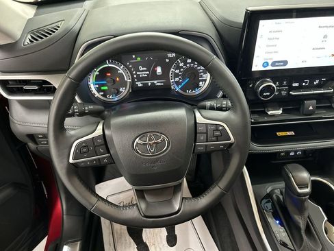 Used 2025 Toyota Highlander XLE image 4