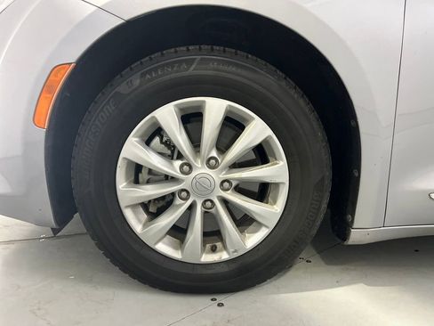 Used 2017 Chrysler Pacifica Touring-L image 15