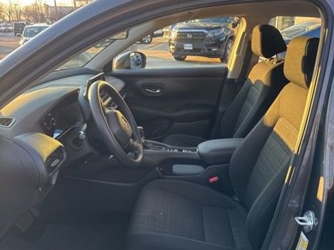 Used 2023 Honda HR-V LX image 2