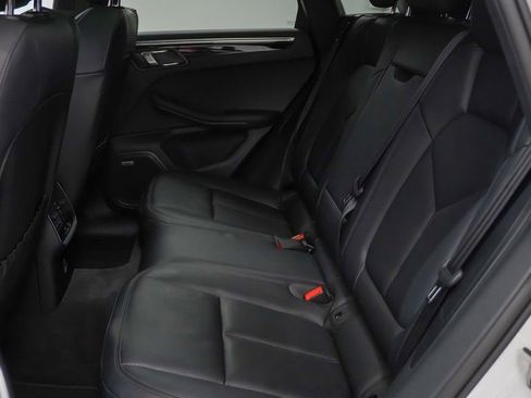 Certified 2025 Porsche Macan image 18