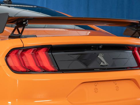 Used 2021 Ford Mustang Shelby GT500 w/ Carbon Fiber Track Pack image 24