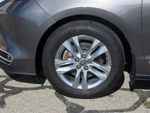 Used 2021 Toyota Sienna Limited image 12