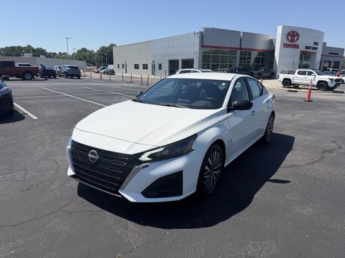 Used 2025 Nissan Altima 2.5 SV FWD image 3