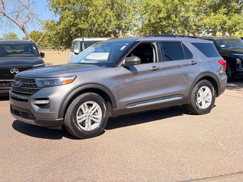 Used 2022 Ford Explorer XLT w/ Equipment Group 202A RWD image 2