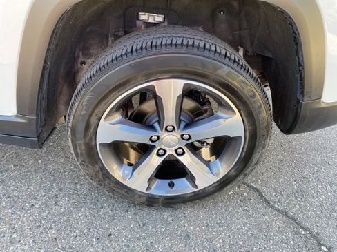 Certified 2023 Jeep Grand Cherokee Laredo image 13