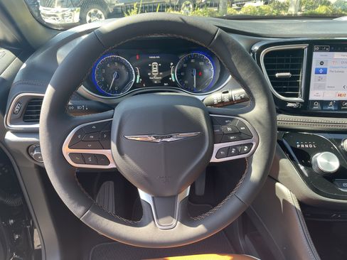 New 2026 Chrysler Pacifica Pinnacle image 17