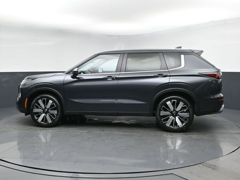 New 2026 Mitsubishi Outlander LE image 4