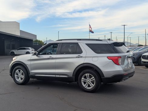 Used 2022 Ford Explorer XLT w/ Equipment Group 202A image 4