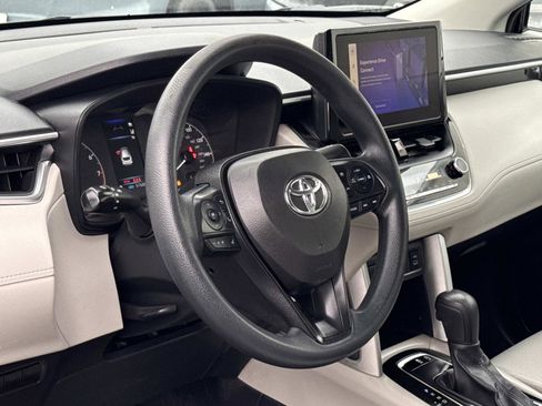 Used 2023 Toyota Corolla Cross L image 6