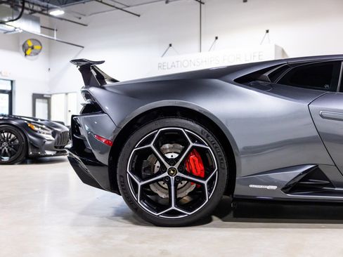 Used 2021 Lamborghini Huracan EVO RWD image 25