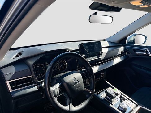 Used 2024 Mitsubishi Outlander SE image 9