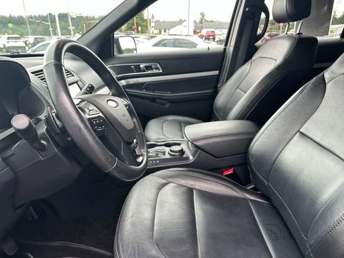 Used 2017 Ford Explorer XLT w/ Equipment Group 202A AWD/4WD image 9