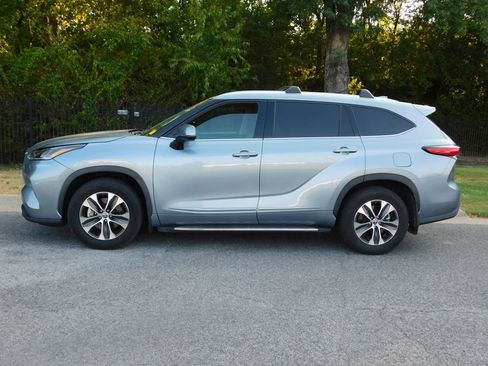 Used 2021 Toyota Highlander XLE FWD image 2