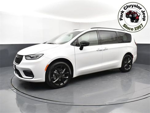 Used 2024 Chrysler Pacifica Limited w/ S Appearance Package image 3