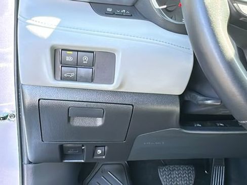 Used 2023 Toyota Highlander XLE AWD/4WD image 18