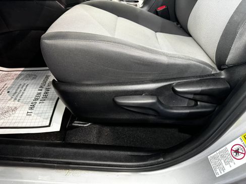 Used 2015 Toyota RAV4 LE FWD image 11