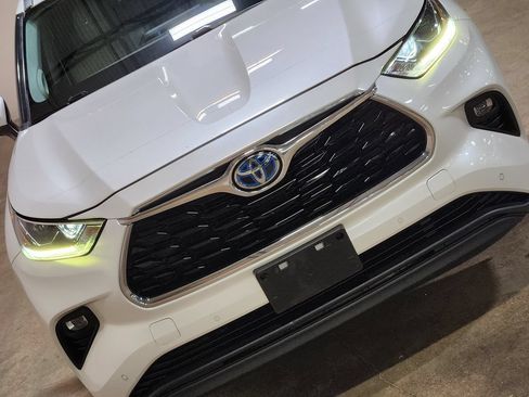 Used 2021 Toyota Highlander Limited FWD image 19