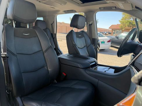 Used 2019 Cadillac Escalade Luxury w/ Escalade Sport Edition RWD image 19
