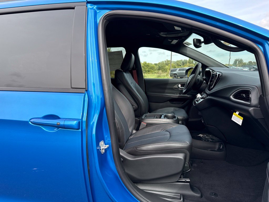 New 2027 Chrysler Pacifica Select AWD/4WD image 10