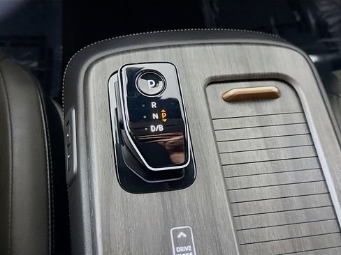 Used 2023 Nissan Ariya AWD image 10