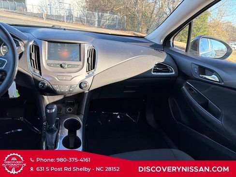 Used 2017 Chevrolet Cruze LT image 34