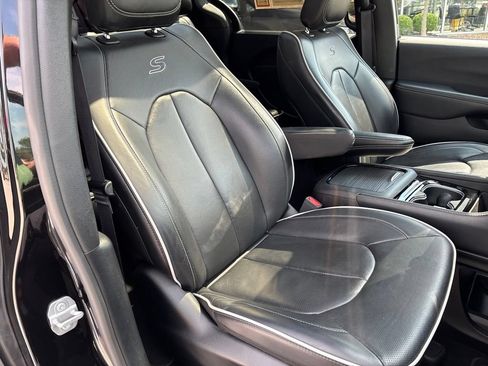 Used 2025 Chrysler Pacifica Limited FWD image 26