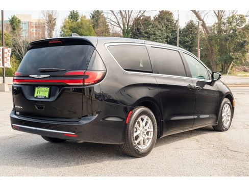 Used 2024 Chrysler Pacifica Touring-L image 33