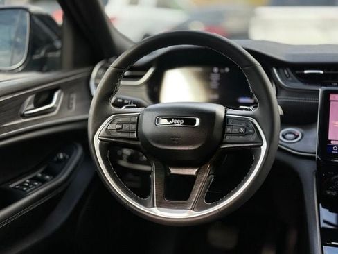 Used 2025 Jeep Grand Cherokee Limited AWD/4WD image 18