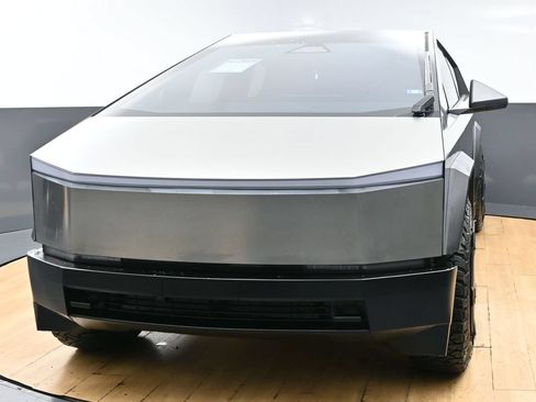 Used 2024 Tesla Cybertruck AWD Crew Cab image 4