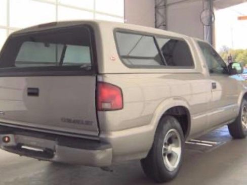 Used 2000 Chevrolet S10 Pickup LS w/ Preferred Equipment Group RWD image 5