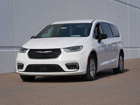 Used 2025 Chrysler Pacifica Select FWD image 7