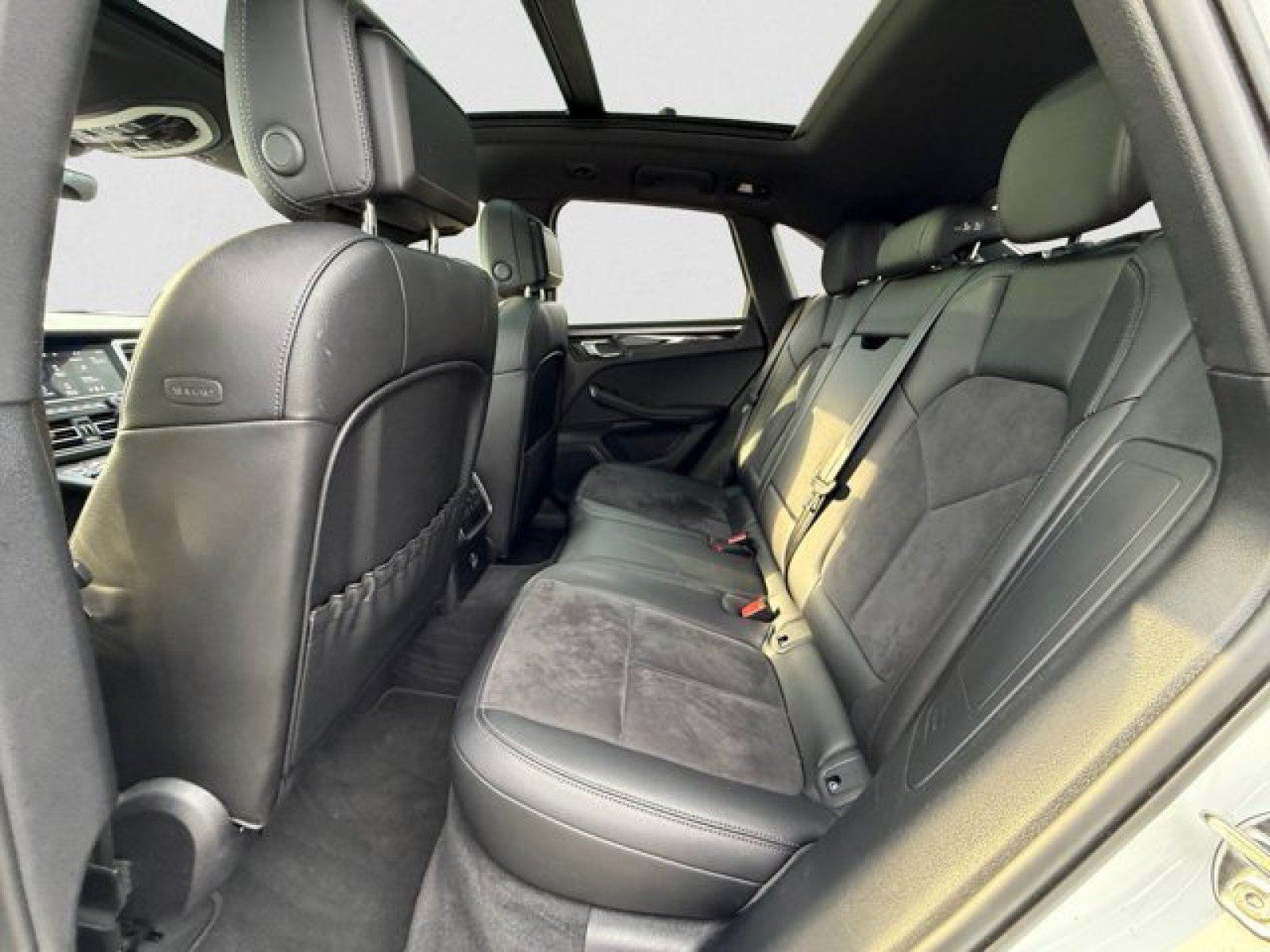 Used 2021 Porsche Macan AWD/4WD image 18