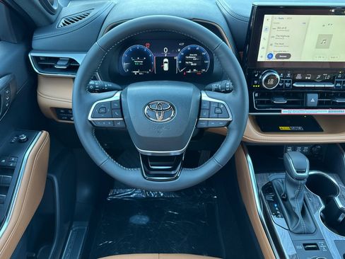 New 2025 Toyota Highlander Platinum image 15