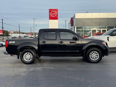 Used 2018 Nissan Frontier SV image 2